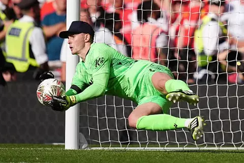 ساهم في تتويج كريستال بالاس.. ماذا قدم دين هندرسون أمام ليفربول؟